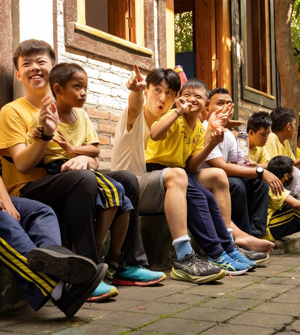 Kids-sitting-in-yellow-shirts